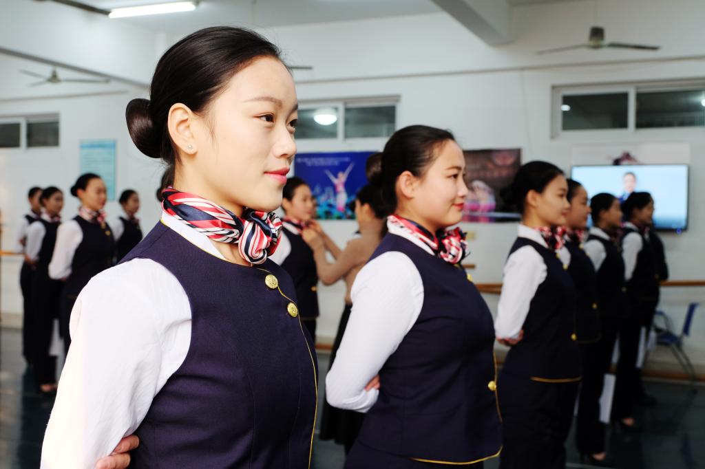 学生在进行空乘站姿训练学生在进行走姿训练